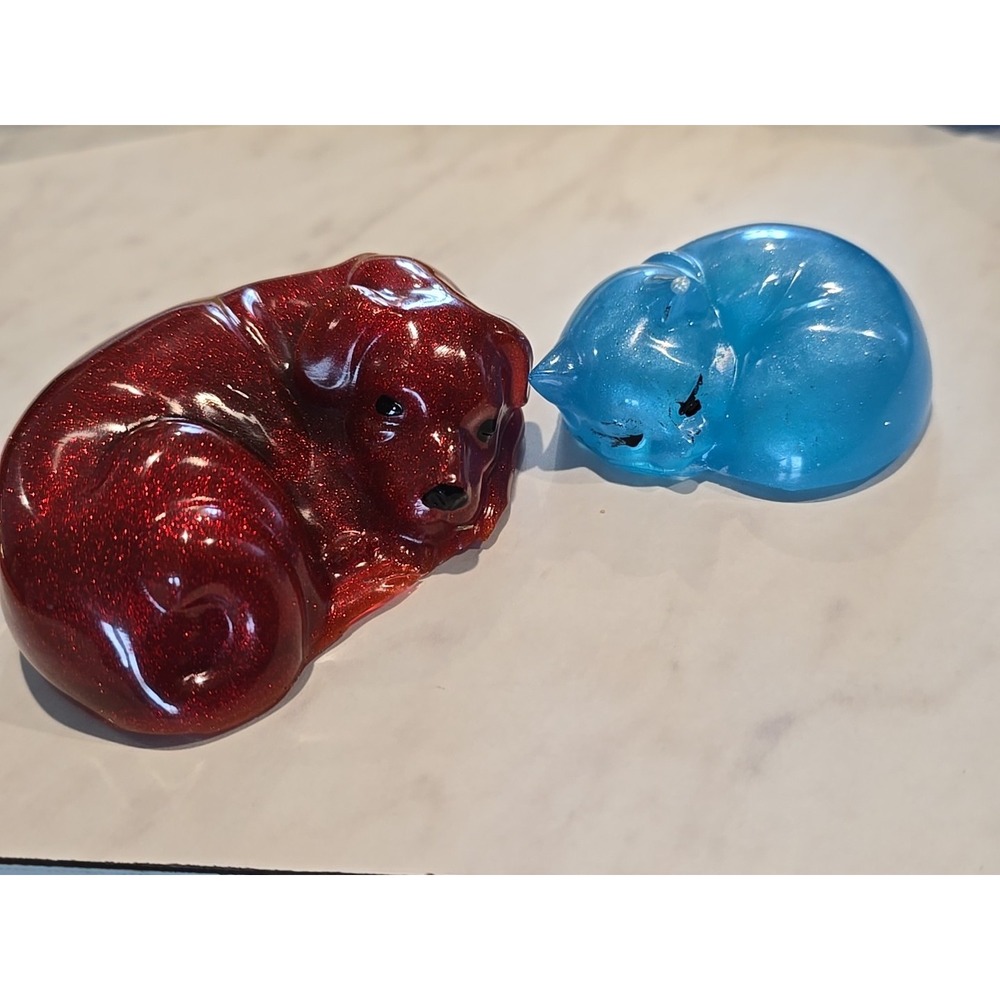 Handmade Resin Cat Dog Red Blue Decoration Gift. 637‎